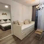 Beautiful 2 Bedroom With Terrace And Garden Apartament