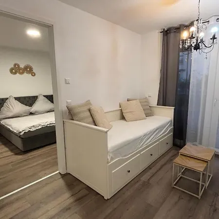 Beautiful 2 Bedroom With Terrace And Garden Apartment